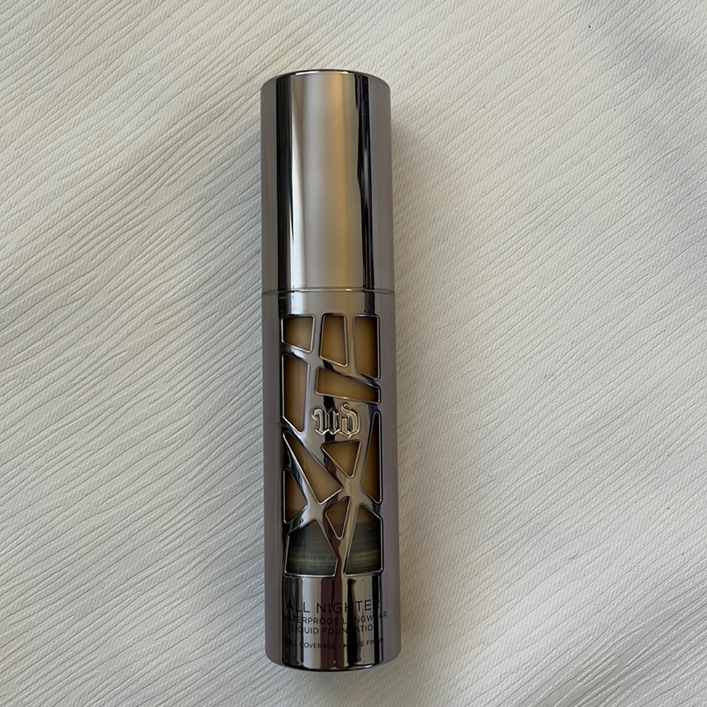 Urban Decay All Nighter Foundation in shade 3.0
